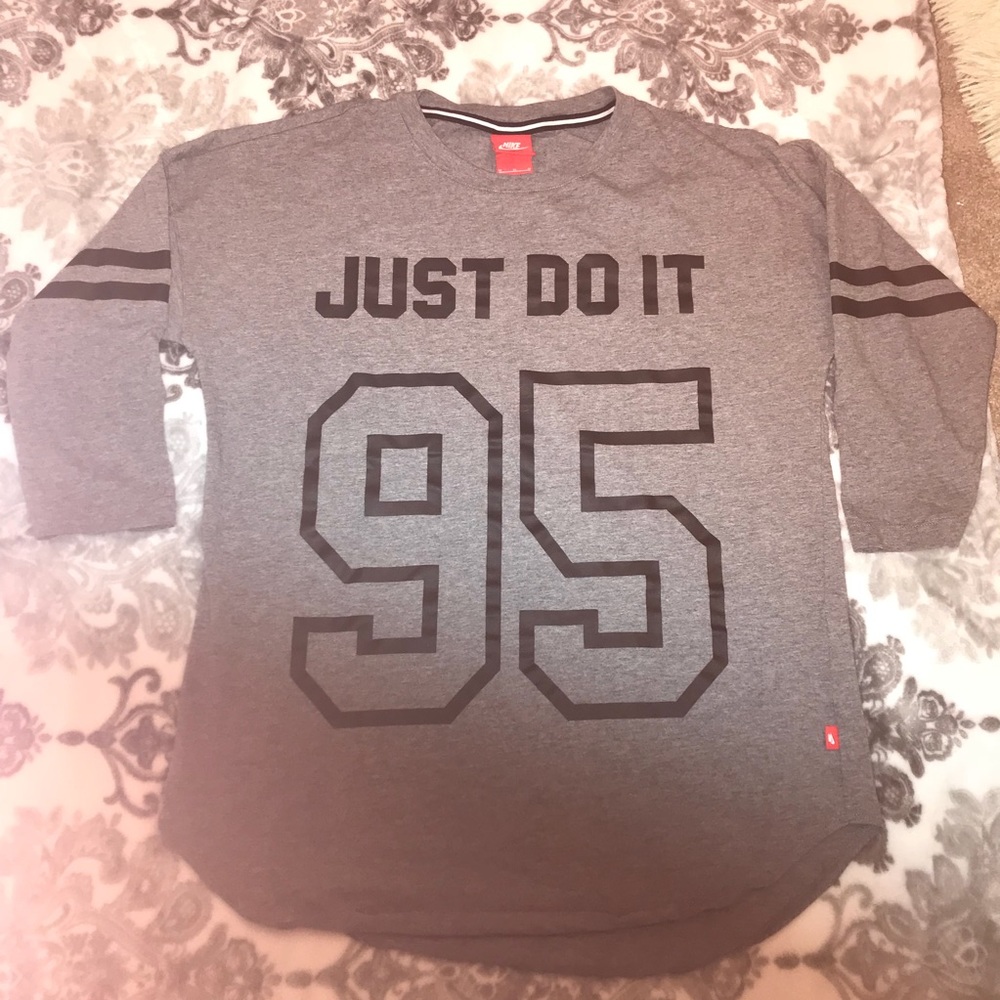 Gray Nike 1/4 sleeve tee